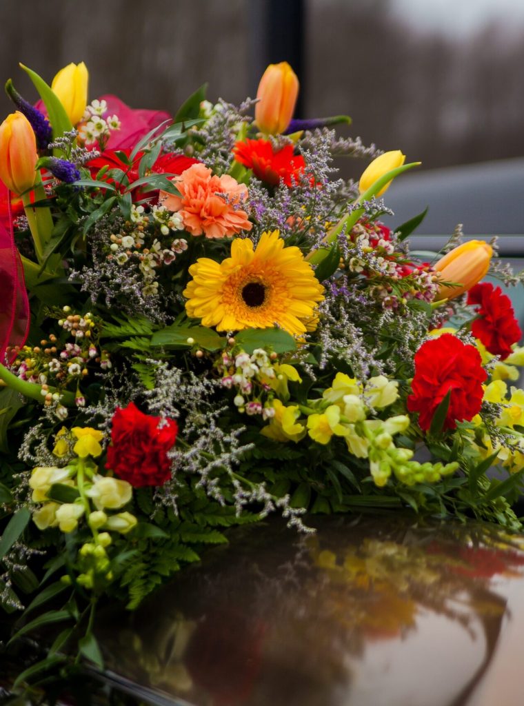 funeral-casket-and-flowers-next-to-hearse-2024-10-17-08-54-21-utc funeral-casket-and-flowers-next-to-hearse-2024-10-17-08-54-21-utc